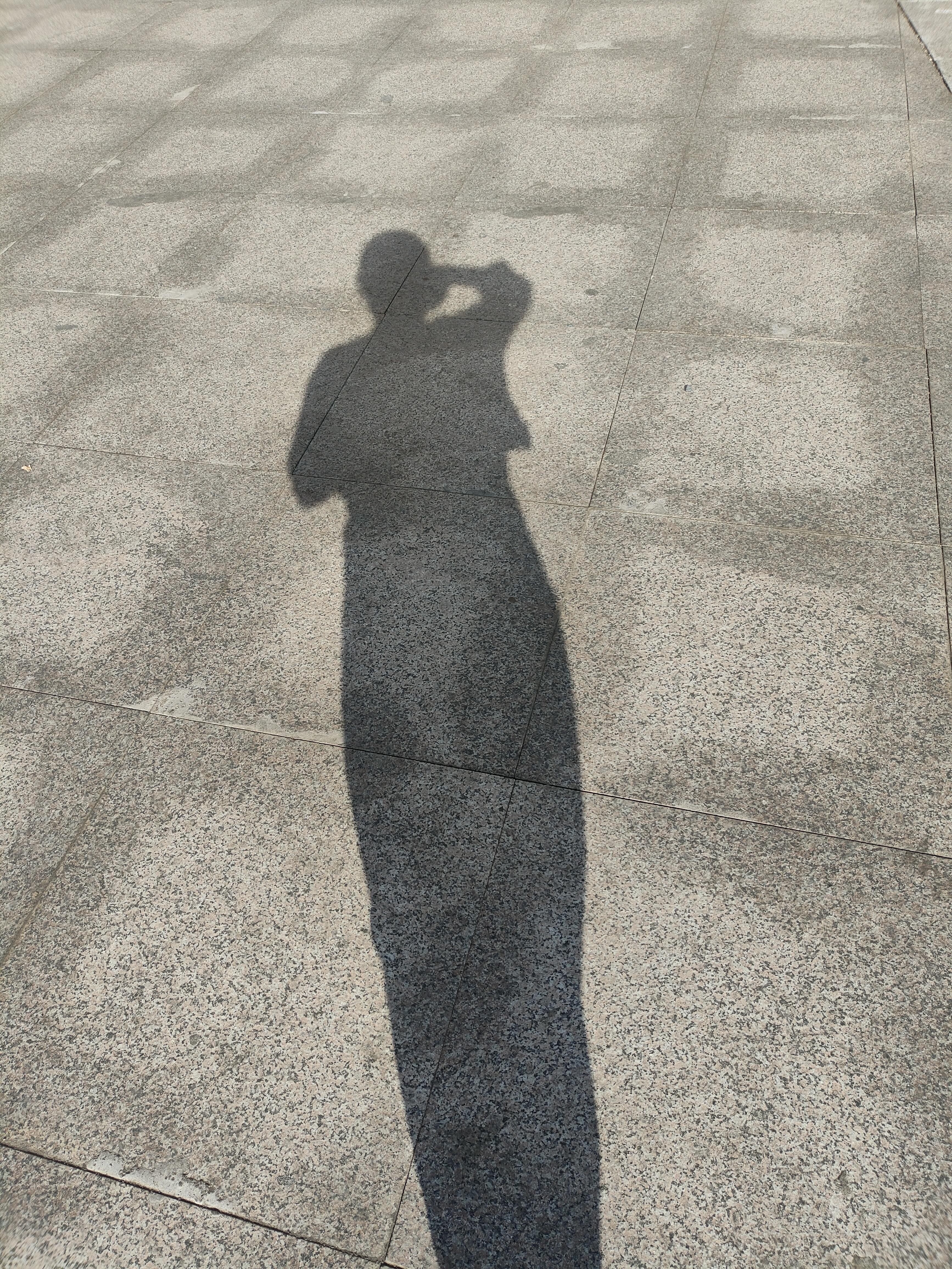 momo 的想法: 影子 | 中午12时半的太阳像个火球,炙烤着光秃秃的操场.