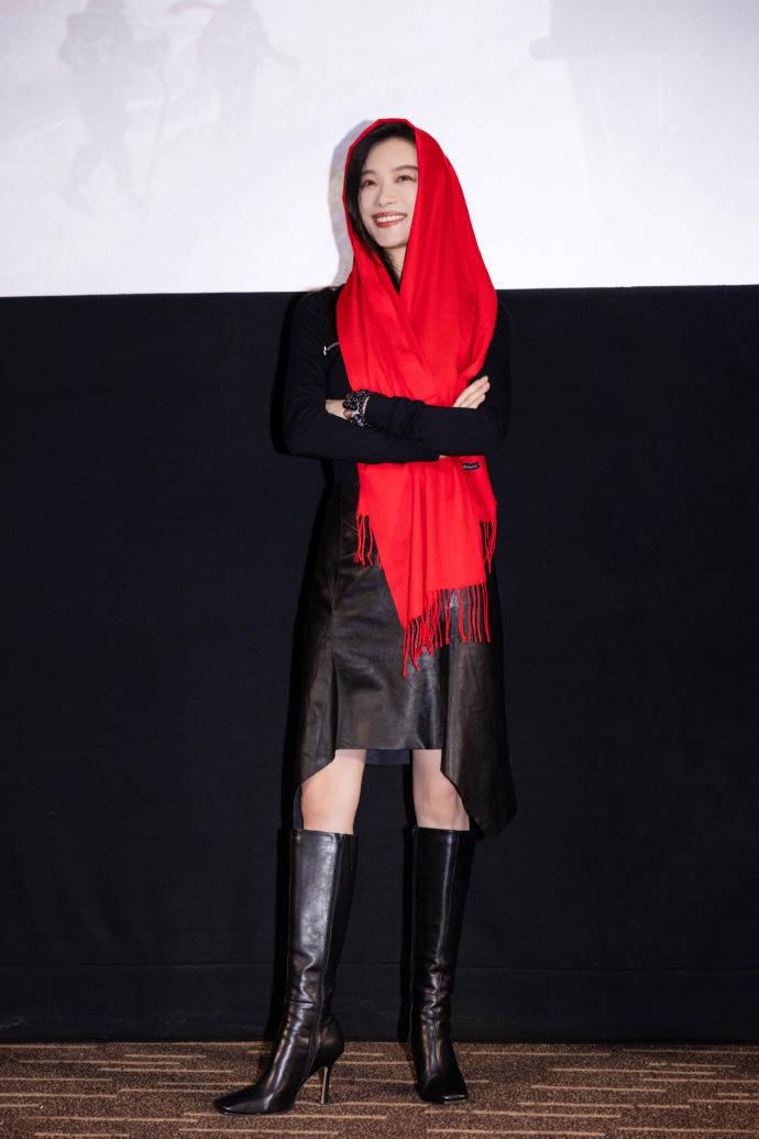 骑牛回农村 的想法: 倪妮皮裙搭长靴又酷又飒 头披红围巾