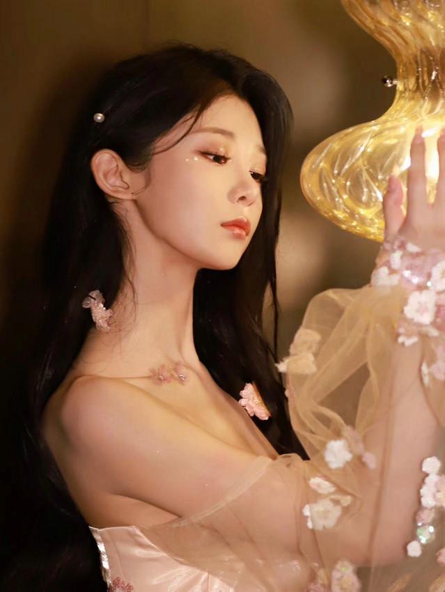 岚少 的想法: 新锐演员孙妍恩最新活动图曝光 粉色花瓣裙摆摇曳宛若