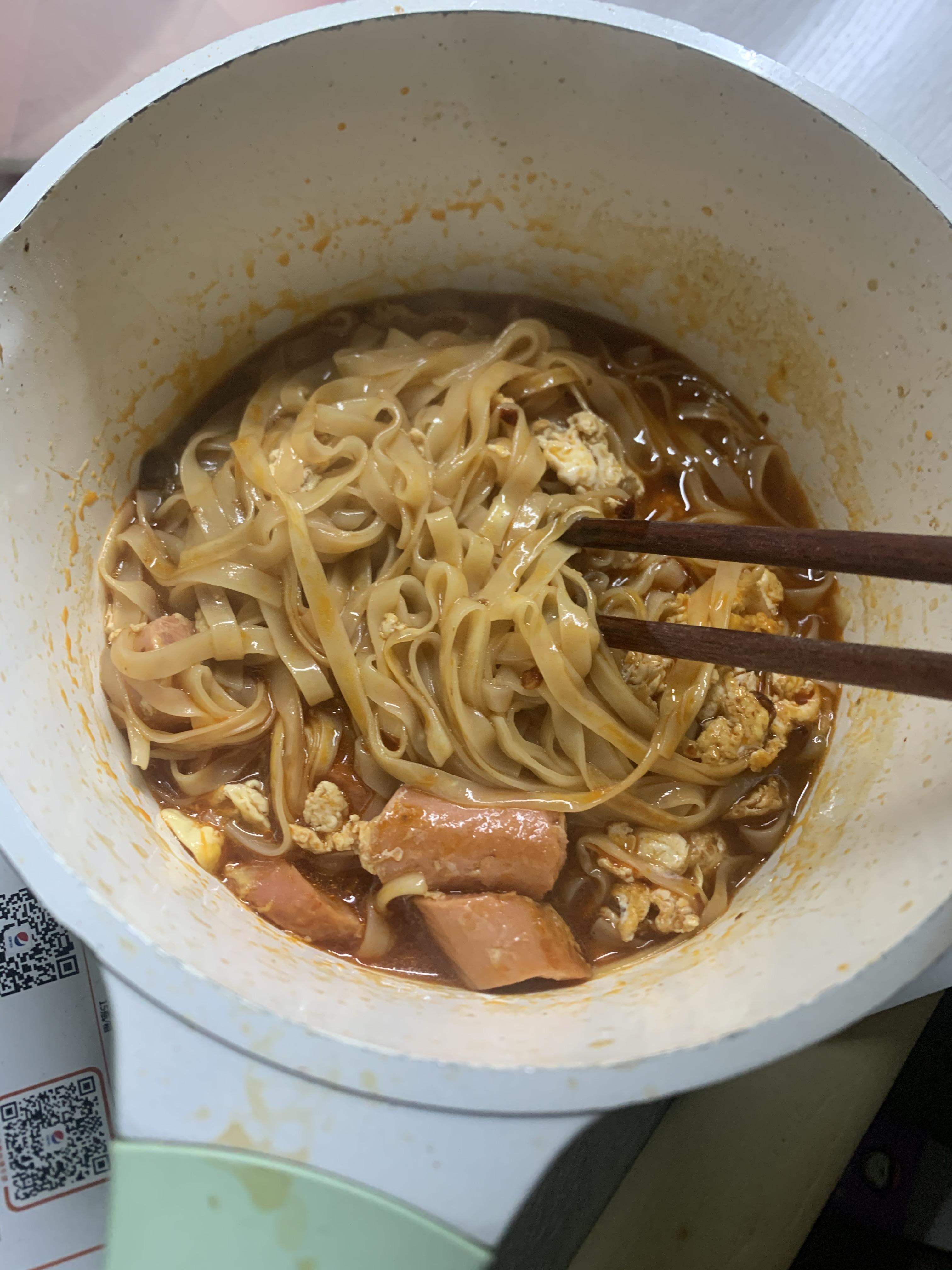 煮面条火把面条点着了 看得到烧焦的部分扔了 剩下继续煮了 可能也有