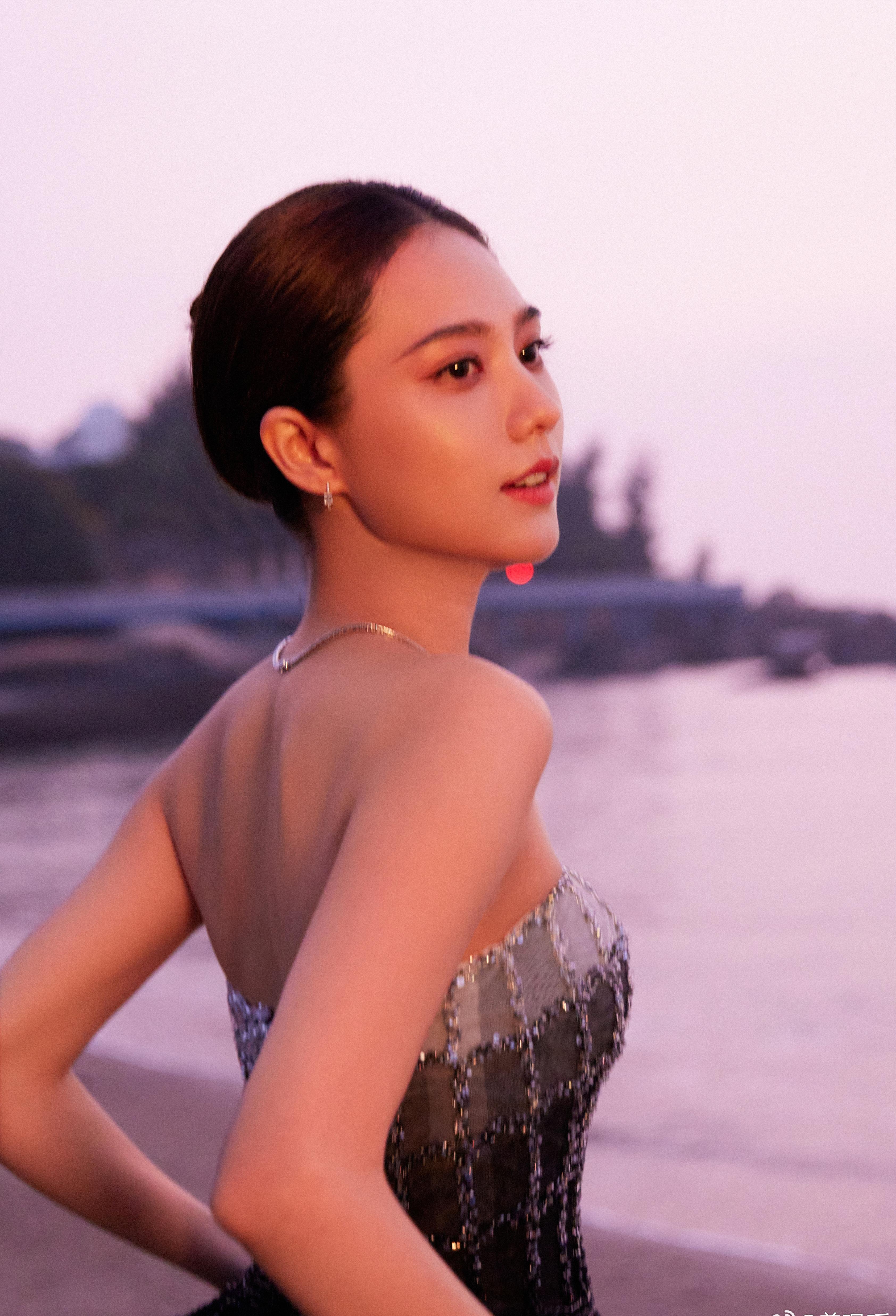 现偶剧《以爱为营》热播,姜珮瑶饰演白鹿的闺蜜,一句"就你这张倾国