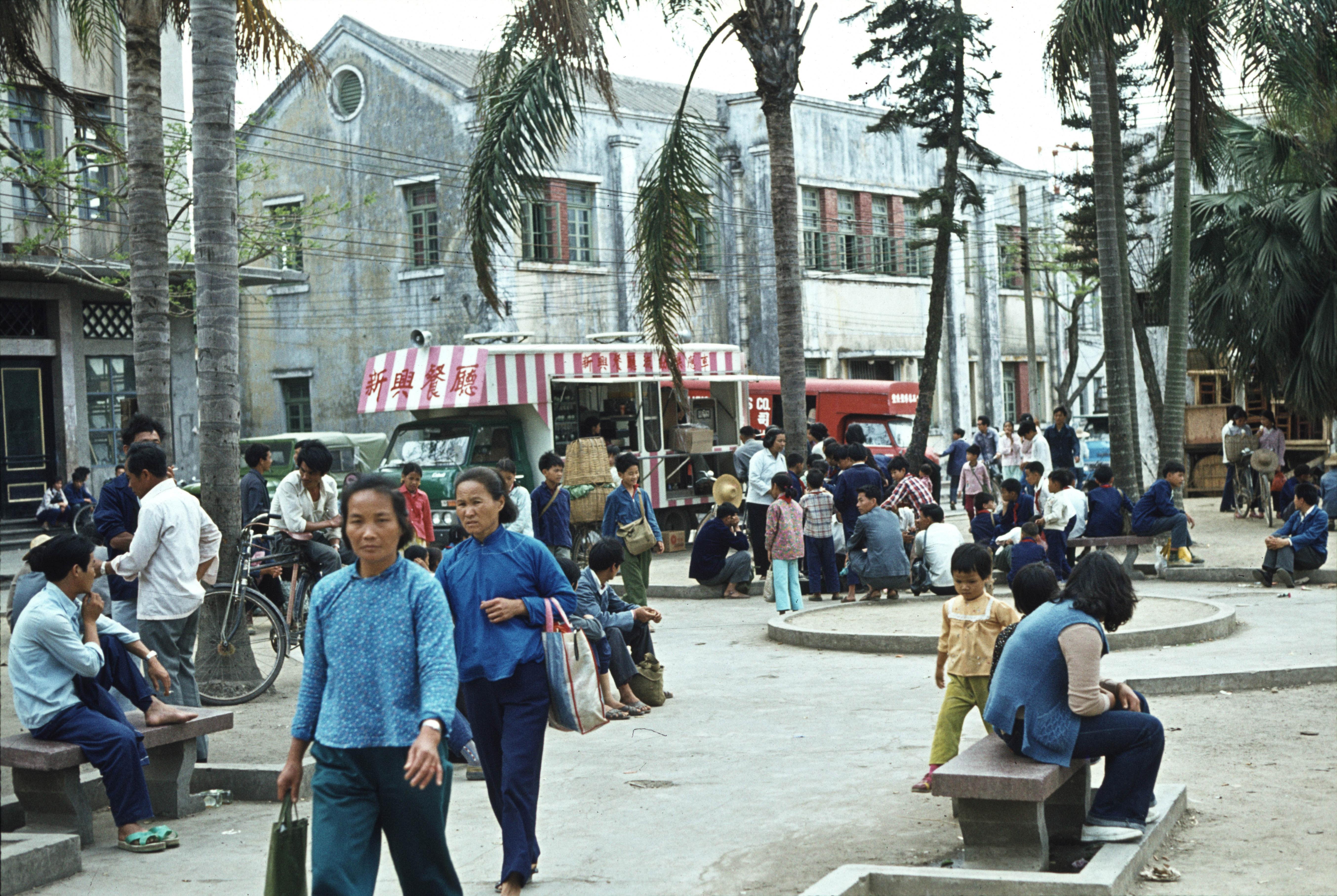 外国游客镜头下1980年深圳街景,见证时代变迁.摄影:glasnevinz