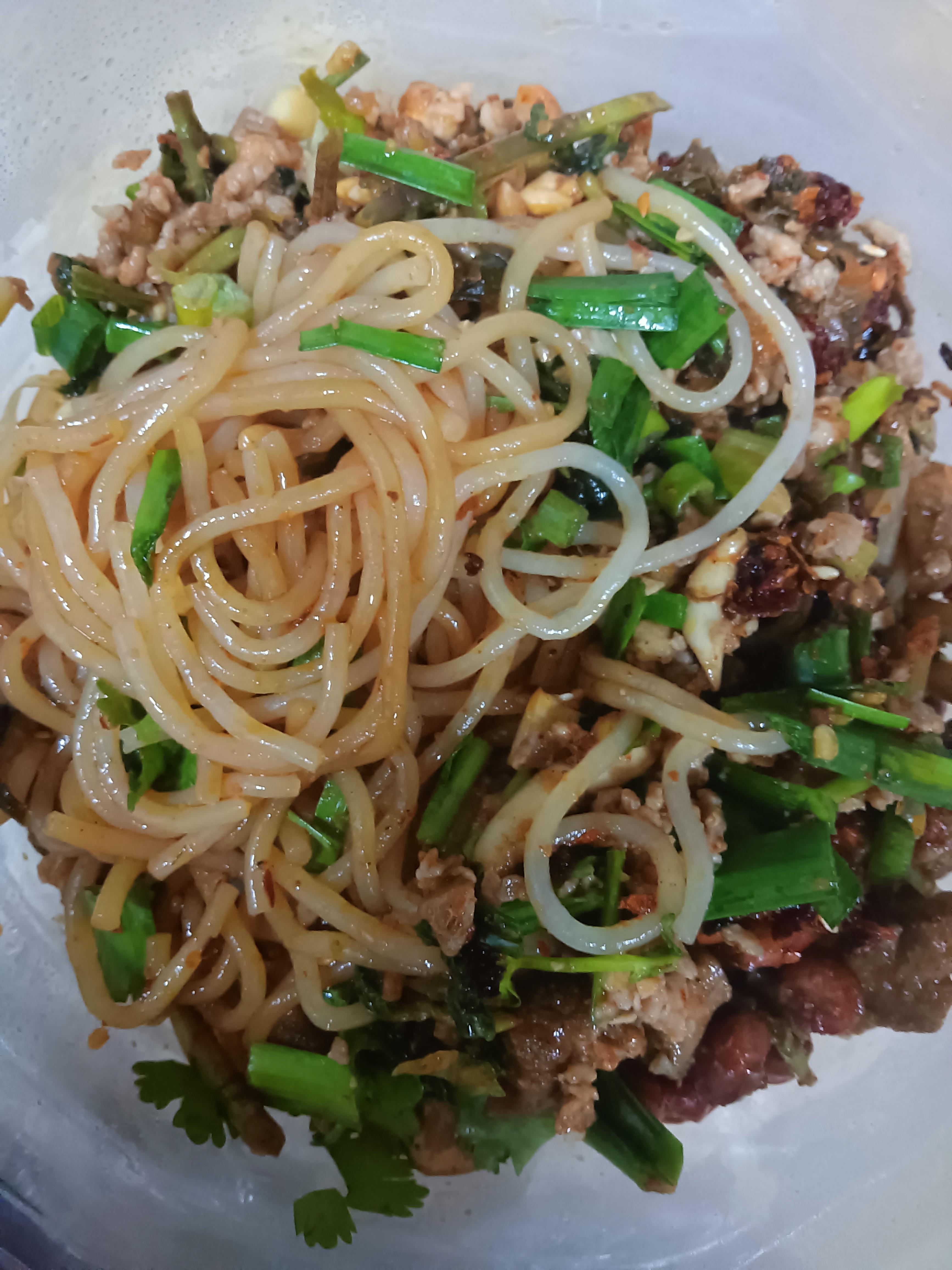 今天吃了点什么呢云南昆明卤米线香辣十足