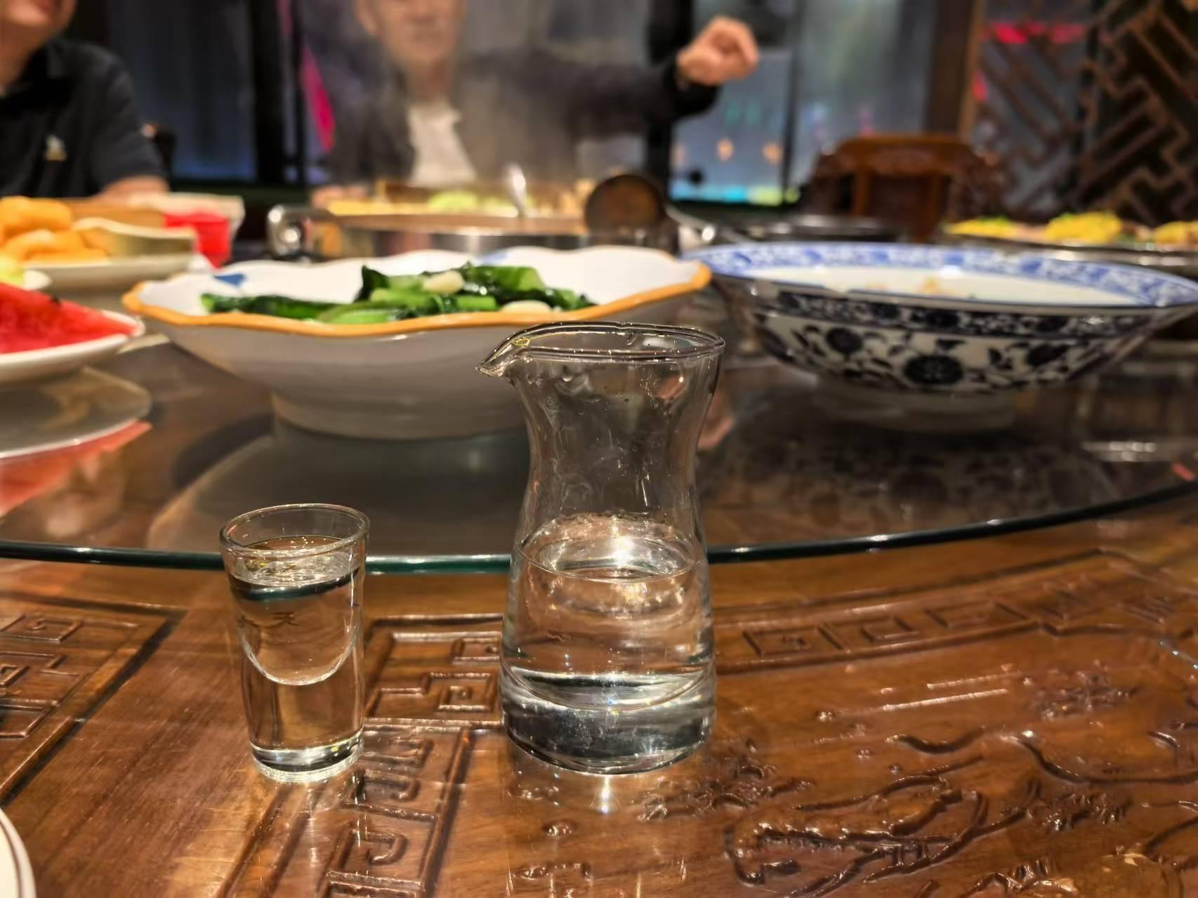 喝白酒有禁忌你知道这些误区吗误区一白酒不需要配菜很多人认为喝酒就