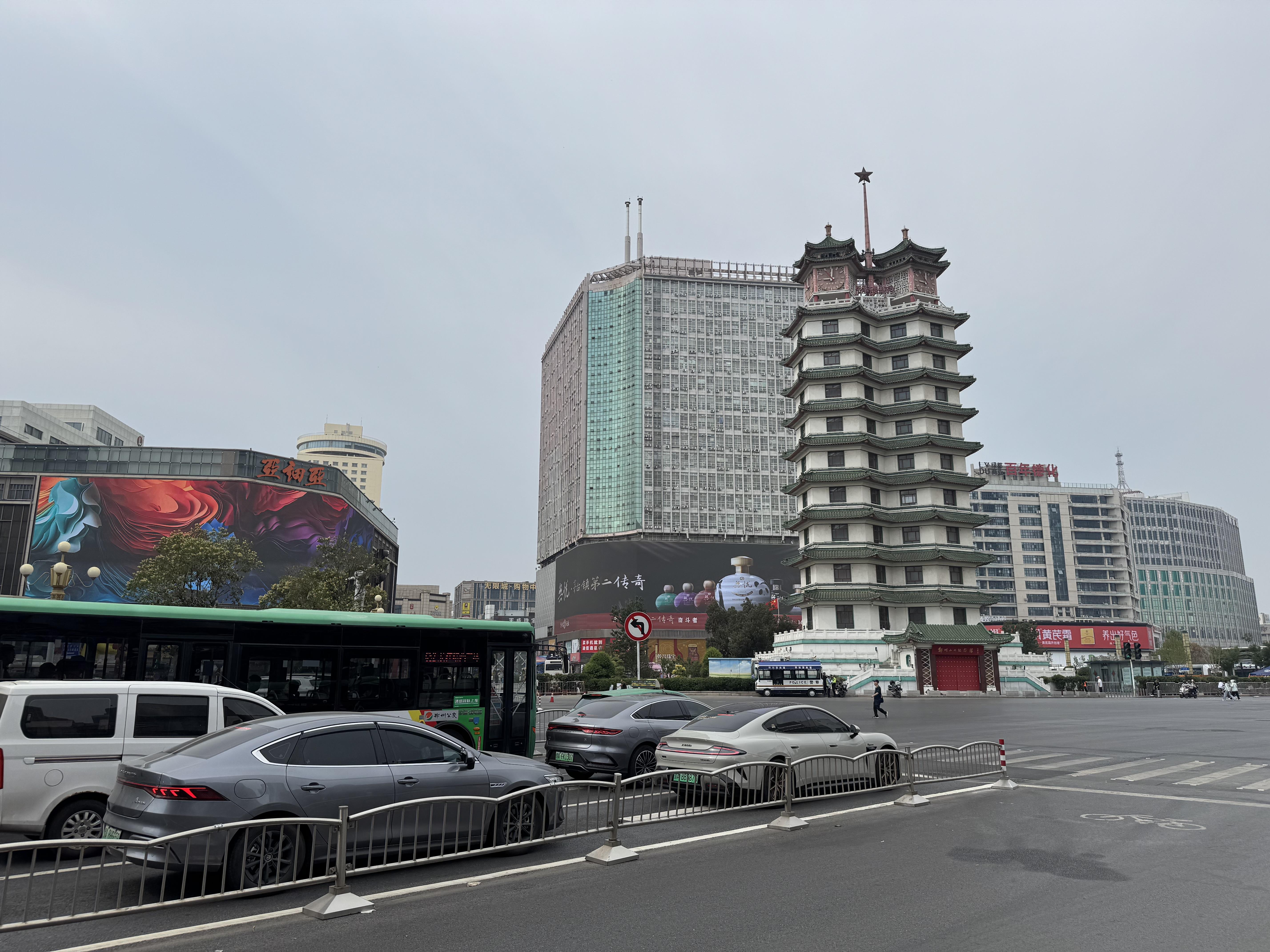二七广场应该是郑州最繁华的商圈吧?但几十年过去,发现