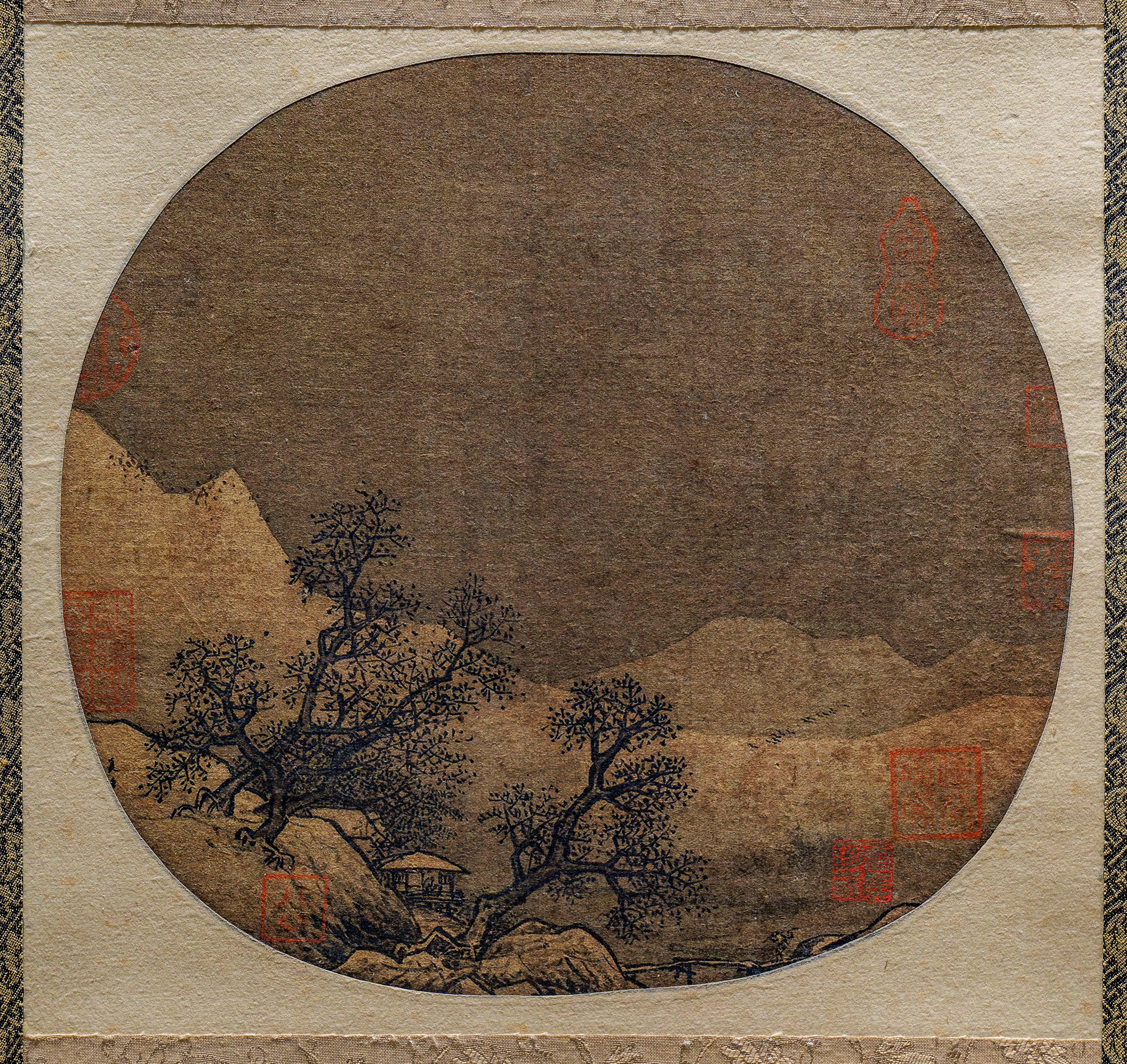 苏宁艺术馆正在展出的唐宋元书画书法和绘画是承载中国古代艺术审美的