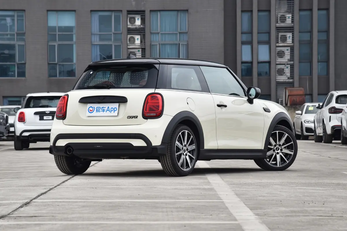  br>mini的"cooper"尾标代表了车型的一个特定版本,是为纪念john