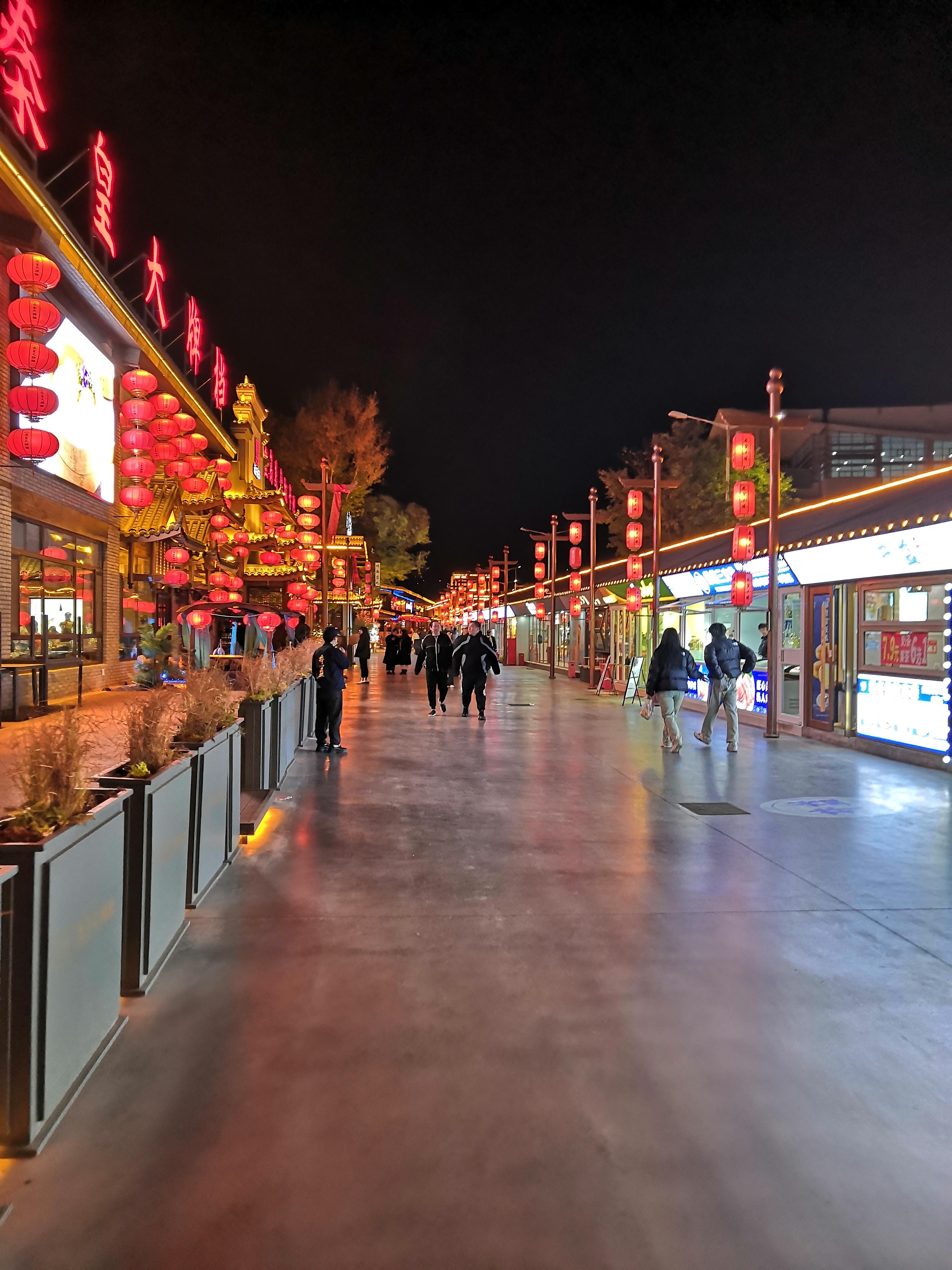 冬天的秦皇小巷北方海滨城市季节性异常明显夏天一过少了喧嚣渐渐归于