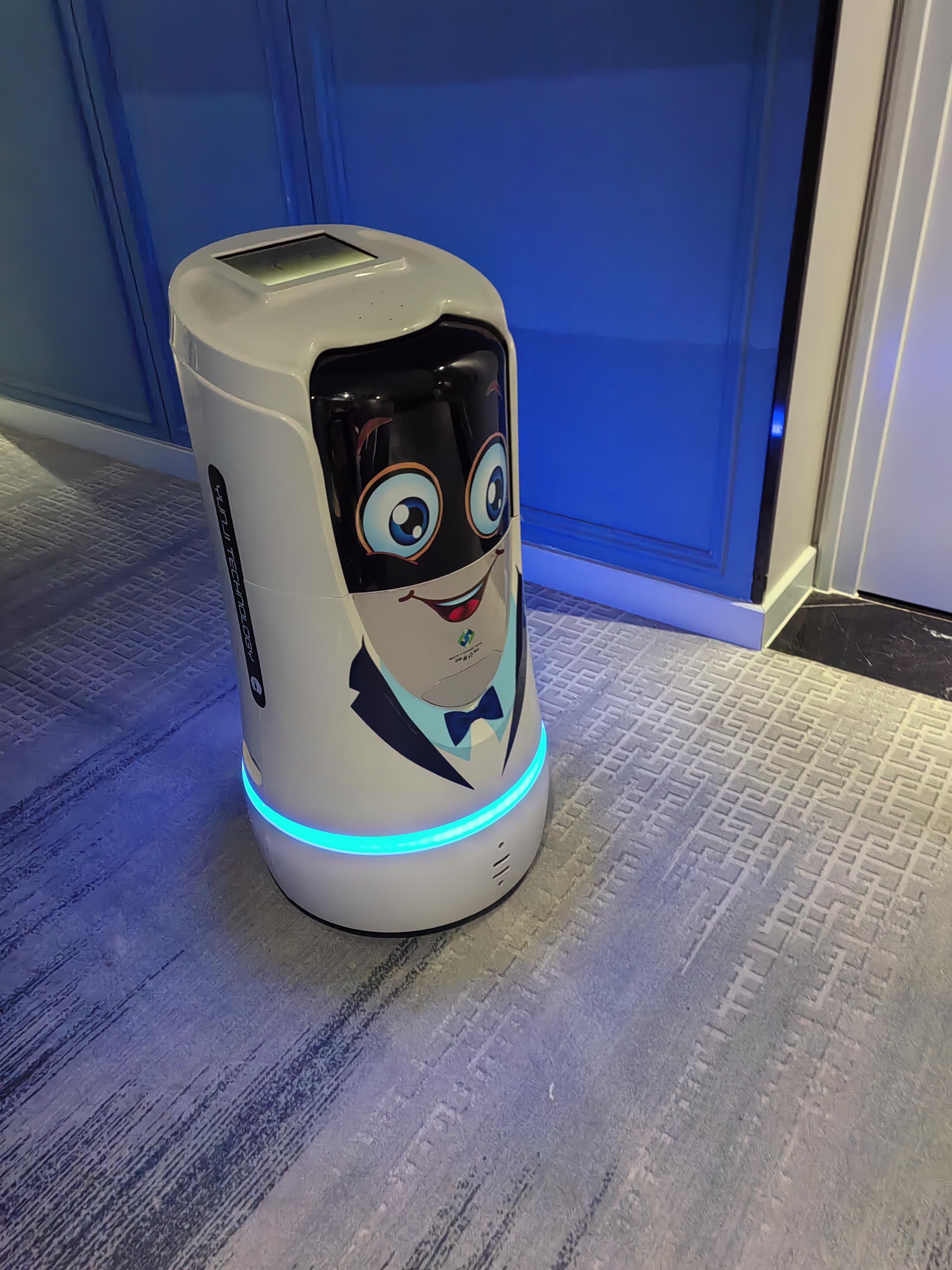 含羞草 的想法: 酒店里的送餐机器人