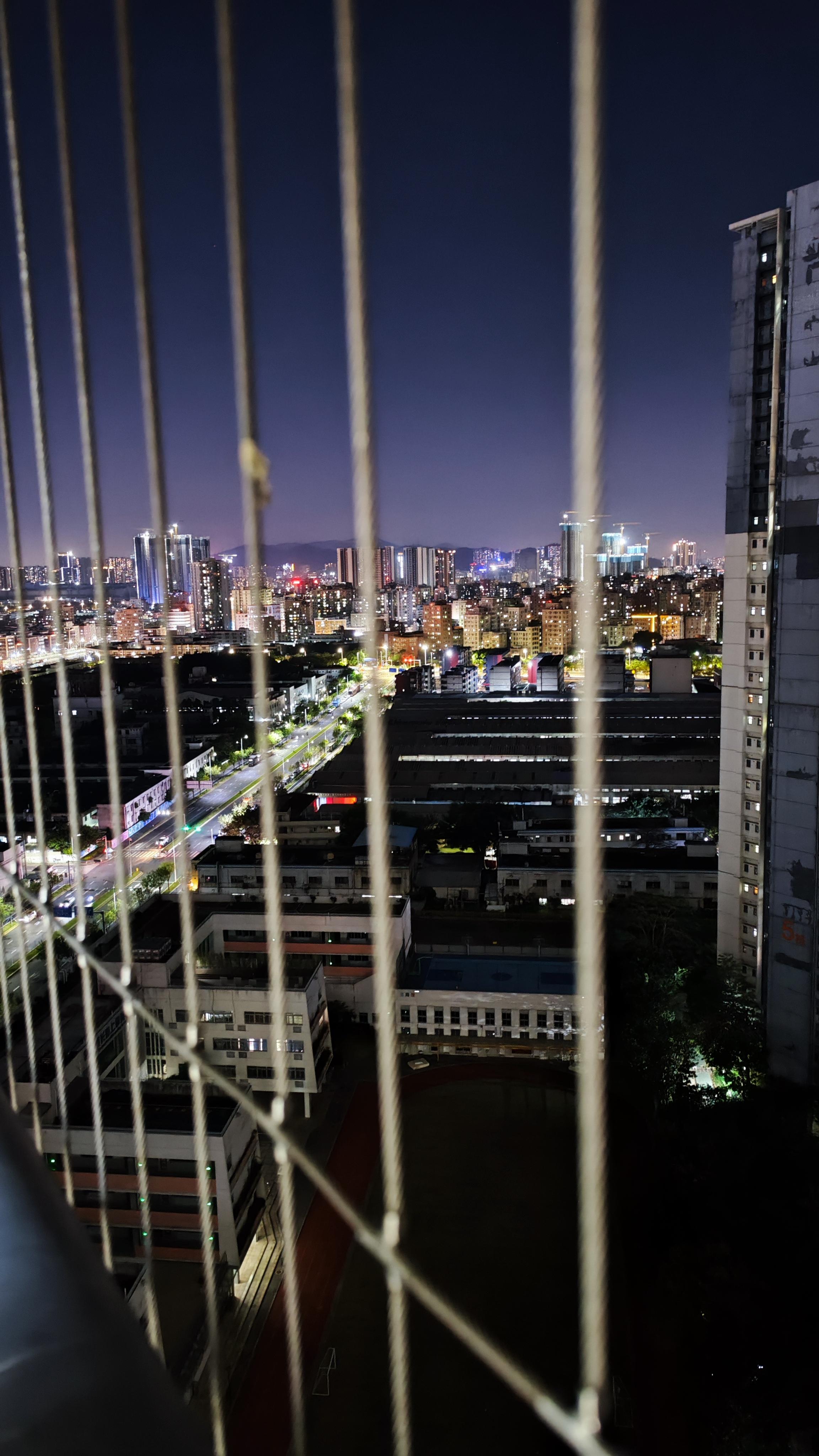 我伫立阳台,仿若立身于尘世与静谧的交界,目光探入那片由