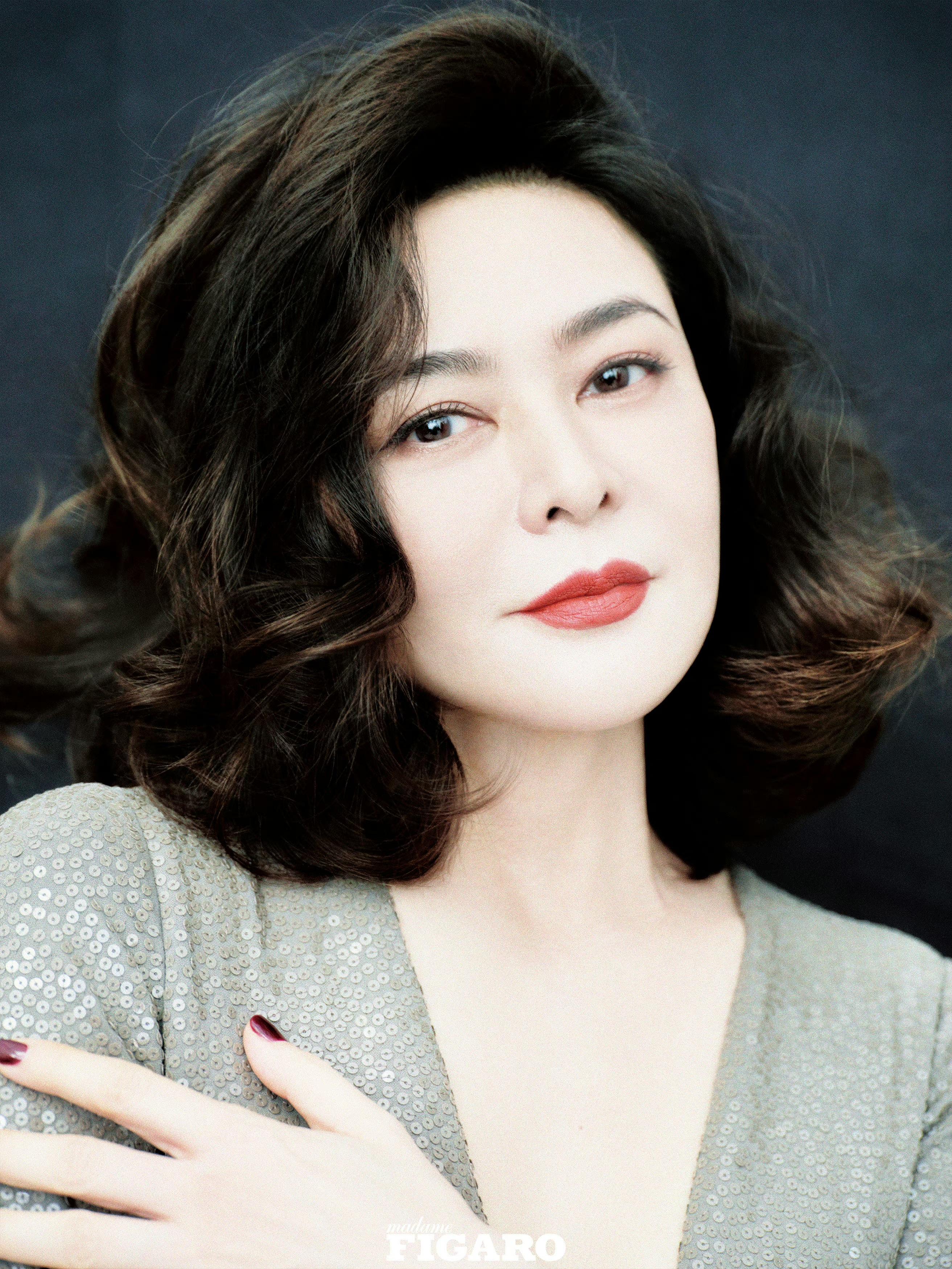 关之琳为《madame figaro》杂志11月刊拍摄封面及写真,太美太靓了!