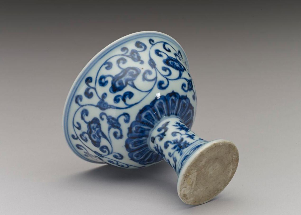 心中即天下 的想法: 明宣德青花缠枝灵芝纹高足杯,高8.