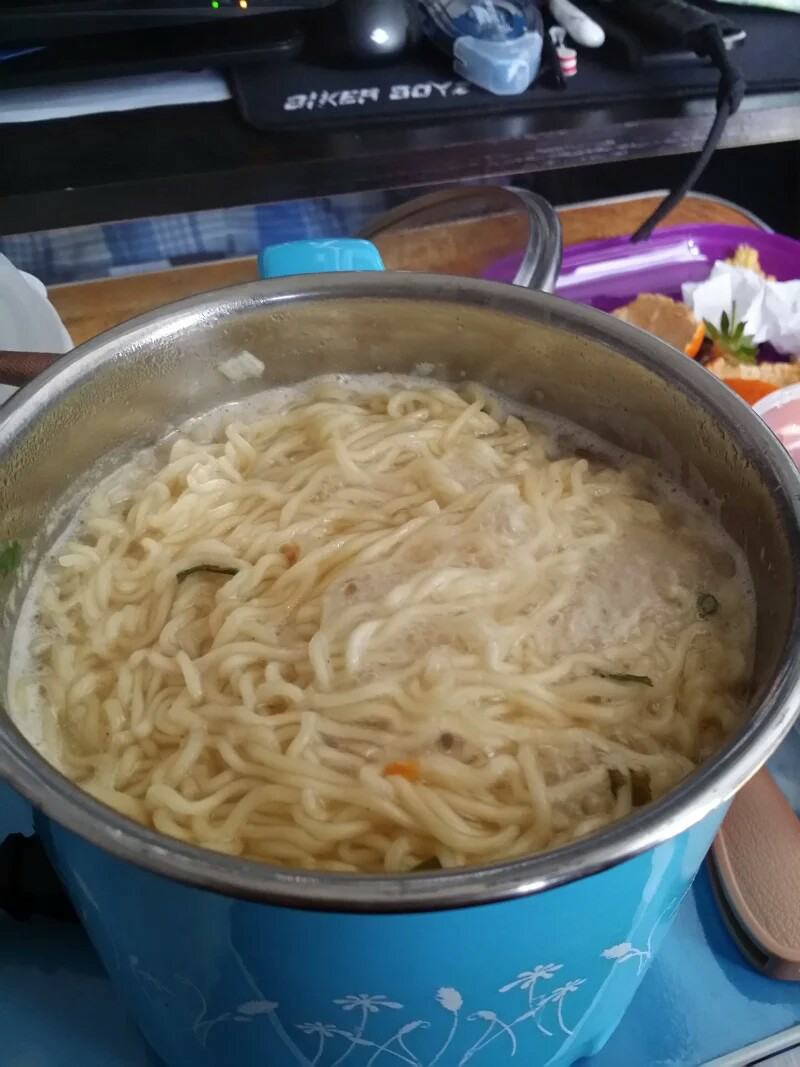 怎样做三鲜汤面 12130ebf2b75317a447913bdaab29166_r.jpg