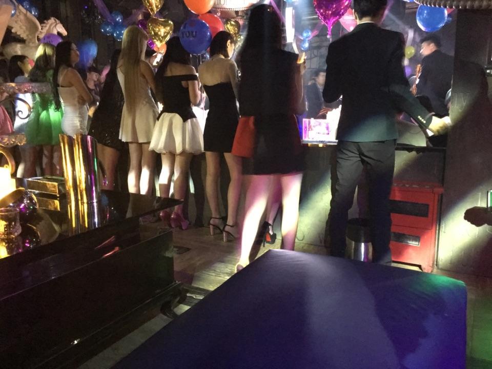 12000一般是夜场招聘宣传的保底工资,不难,承诺底薪,但是公司给你的