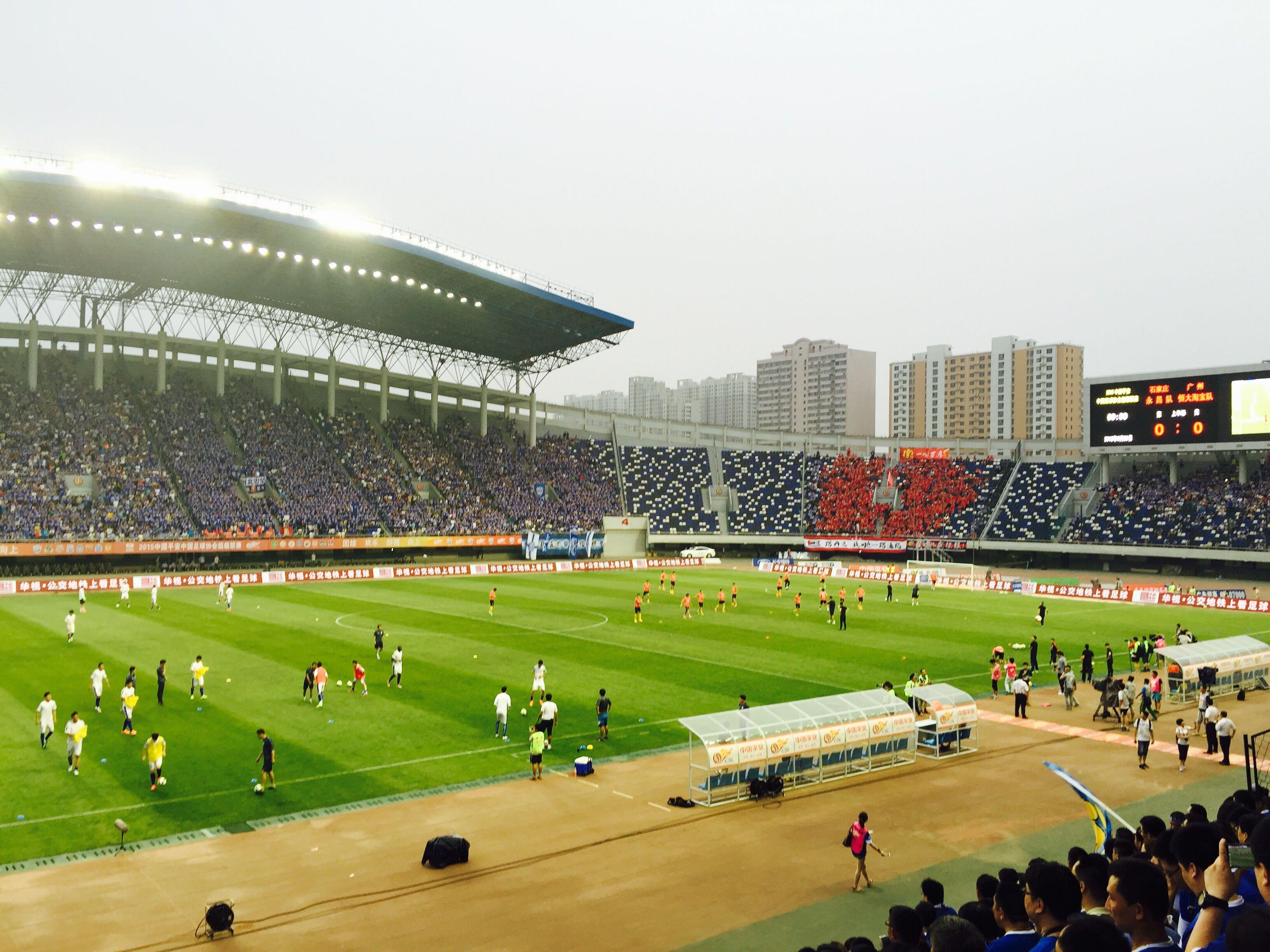 足球场的普通观众席在哪个位置看球最好?前排