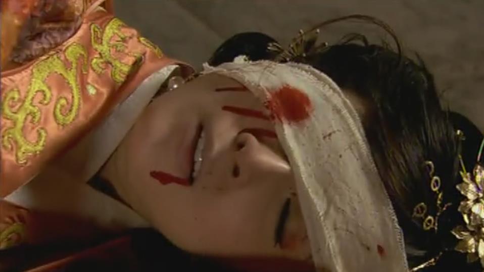 妲己成功地将谋刺罪栽赃到了姜皇后身上,残忍地剜掉了她的一只眼,炮烙