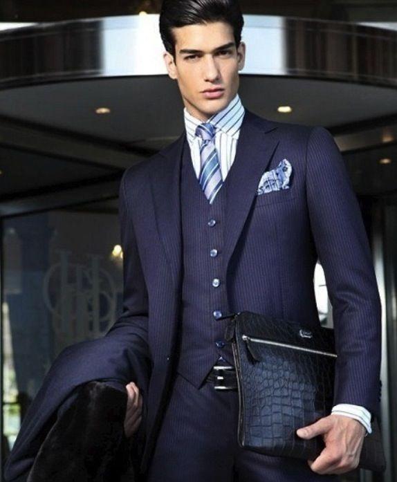藏蓝色商务西服挑选什么样的鞋子衬衫领带