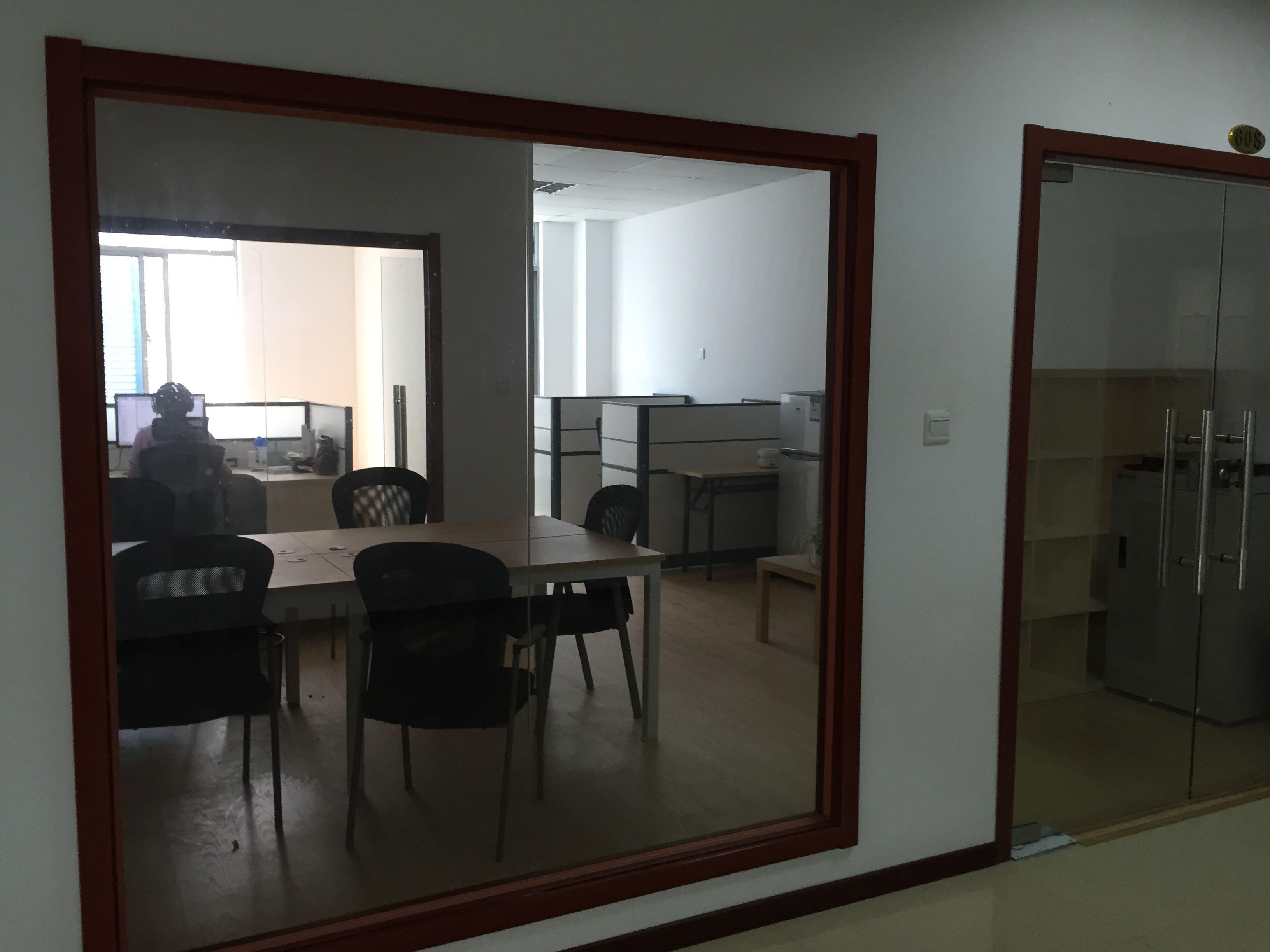 一个人的办公室  显示全部