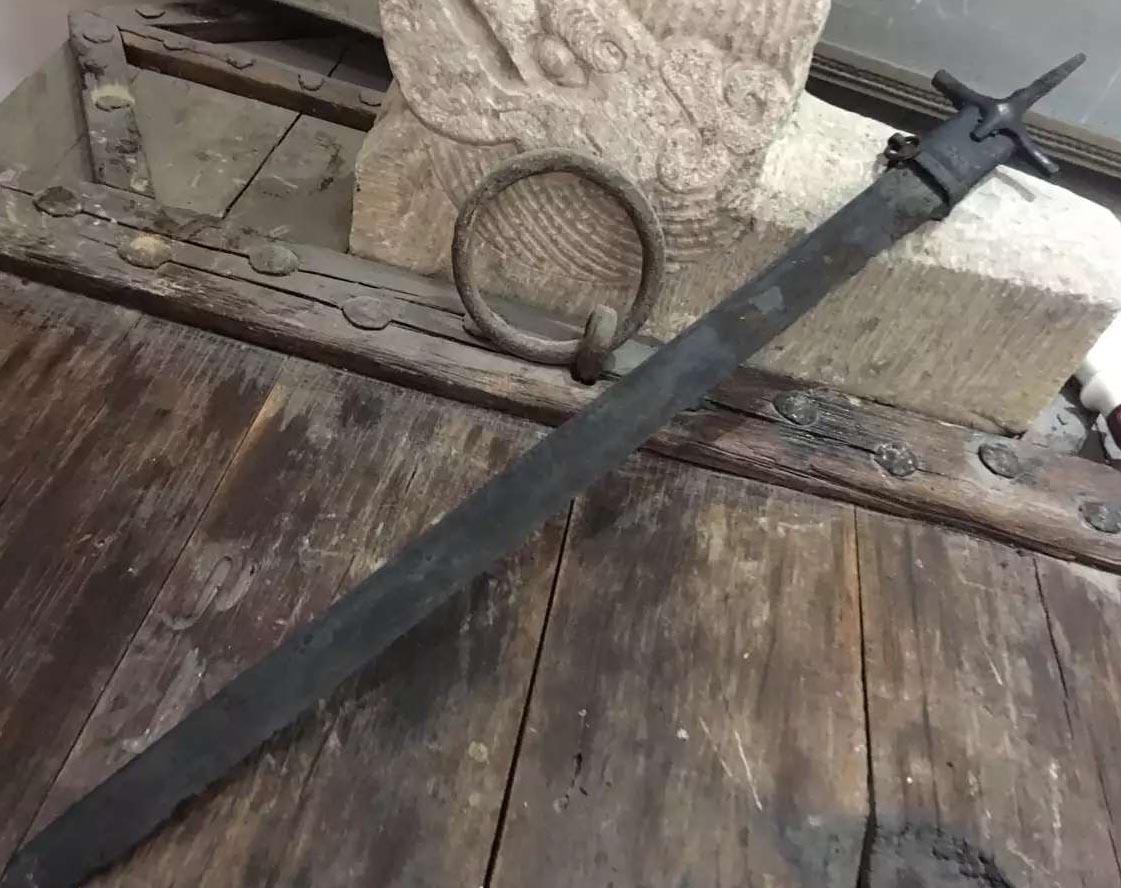 而明定陵出土的万历皇帝配刀,也是和这完全一样的十字格,刀是直身的.