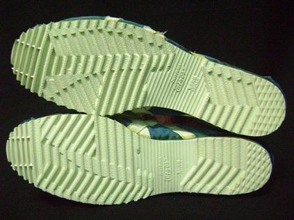 nike又把鞋底规整了一下,就更加接近人字纹了.