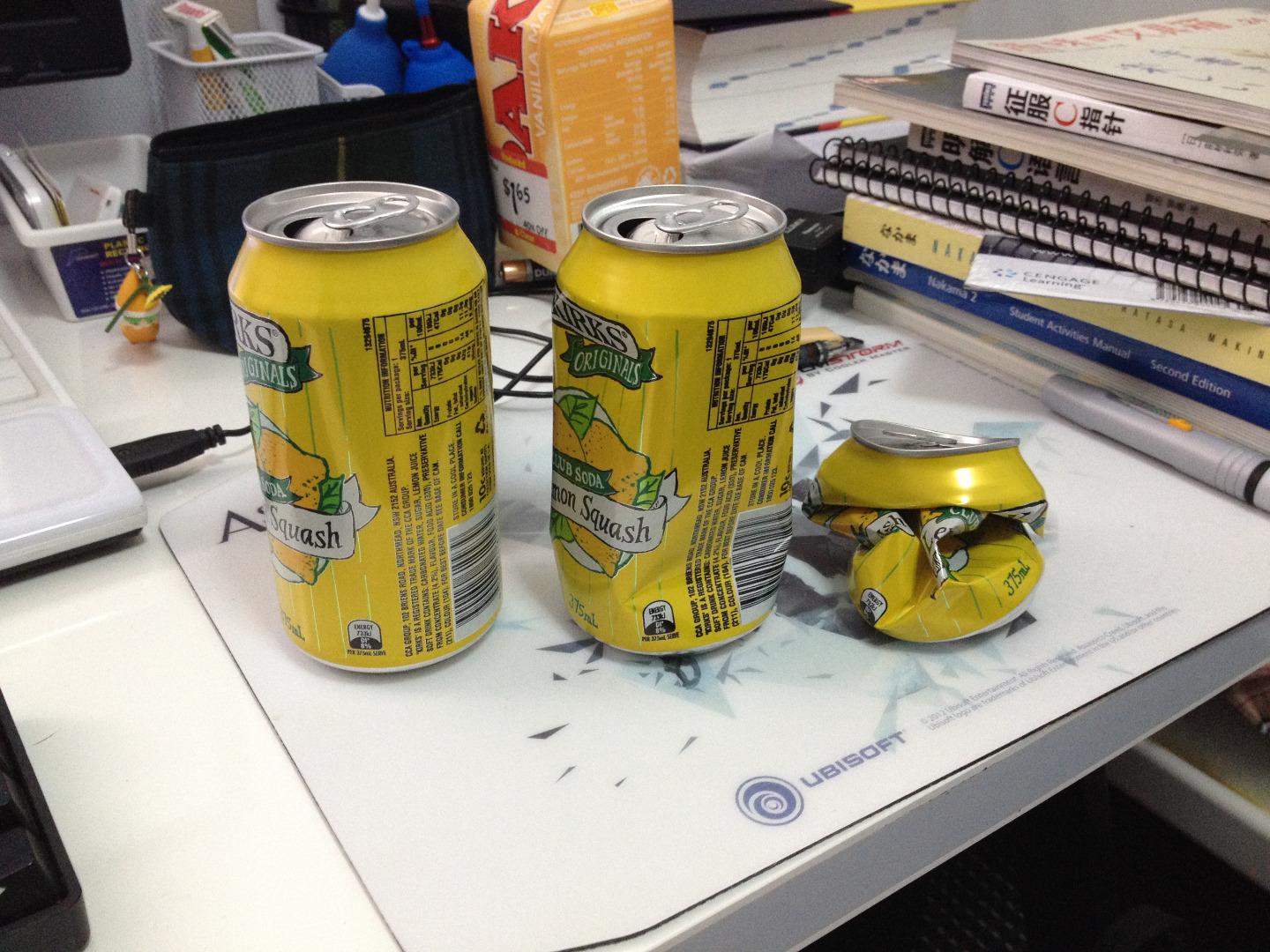 如何快速压扁一只易拉罐