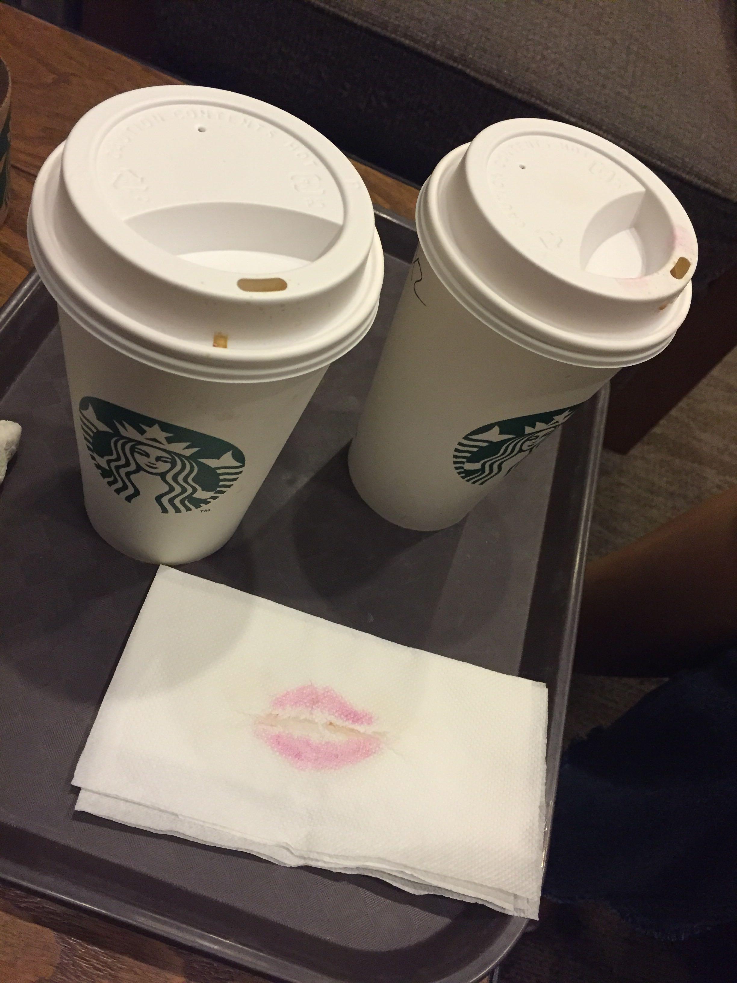 昨晚去夜店,有一个女的留了一张有口红印的纸巾给我,那是什么意思啊?