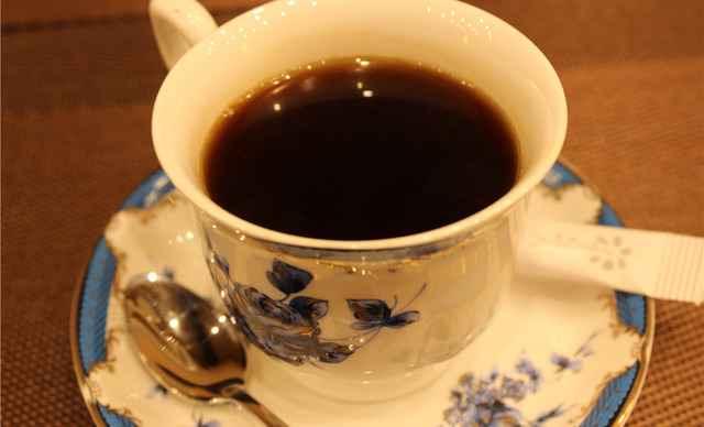 正宗的西餐选用的是黑咖啡或是红茶,在美国不少西餐厅,黑咖啡是可以