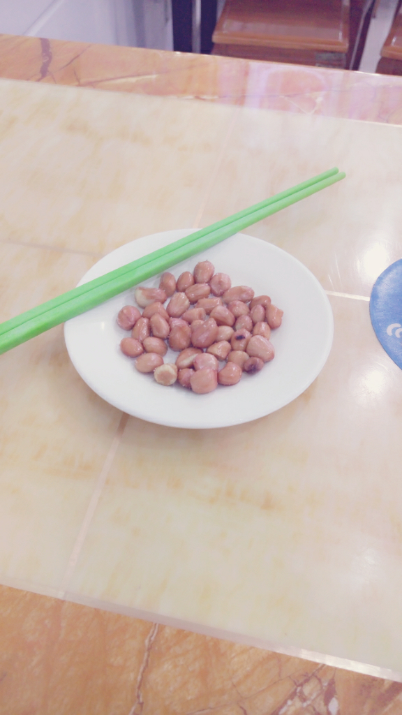 一个人吃饭怎么假装不孤单?