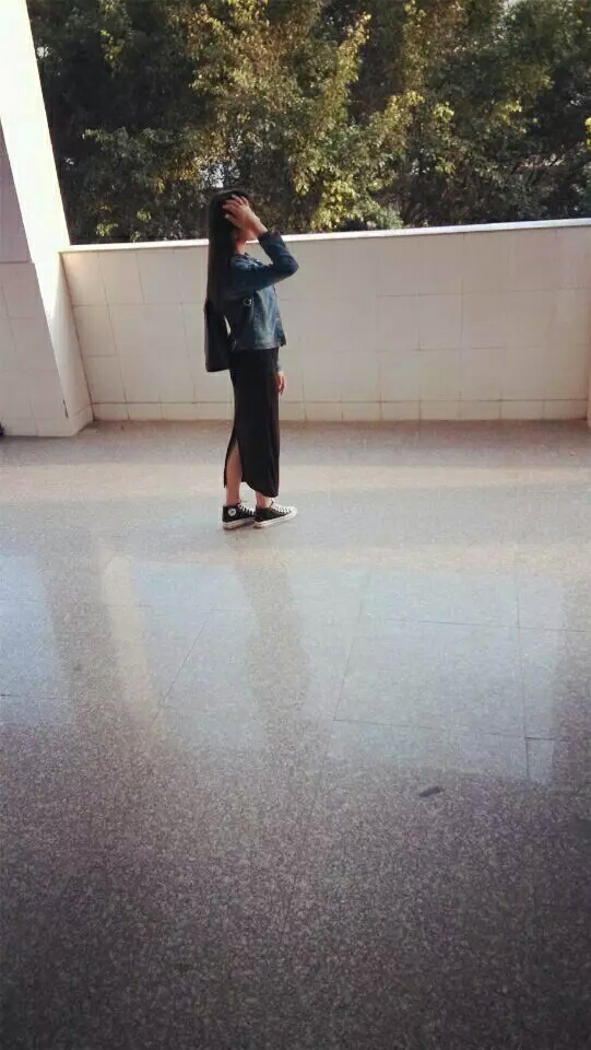 女生穿<em>包臀裙配运动鞋</em>是什么样的? - 苏雅萍的