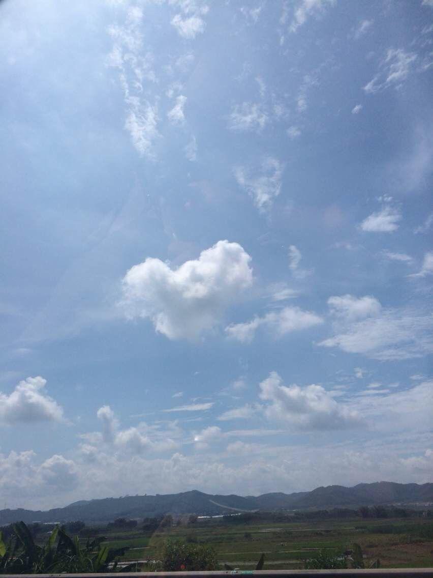 小小的一片云呀,慢慢地走过来[爱心]～心型的哦^_^  显示全部