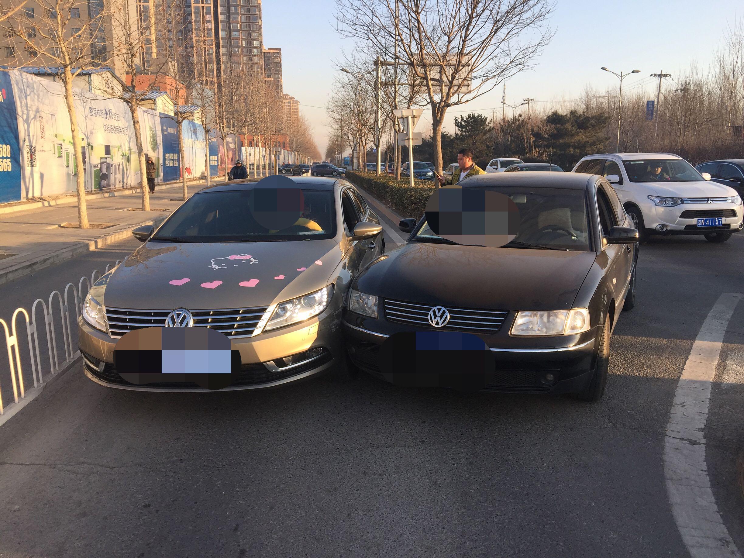 早上开车我从主路进辅路与辅路直行车发生碰撞应该是谁的责任呢是不是