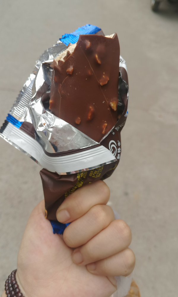 巧克力吃起来,嘎嘣脆……就是太甜了.原本以为吃雪糕解渴,并没有