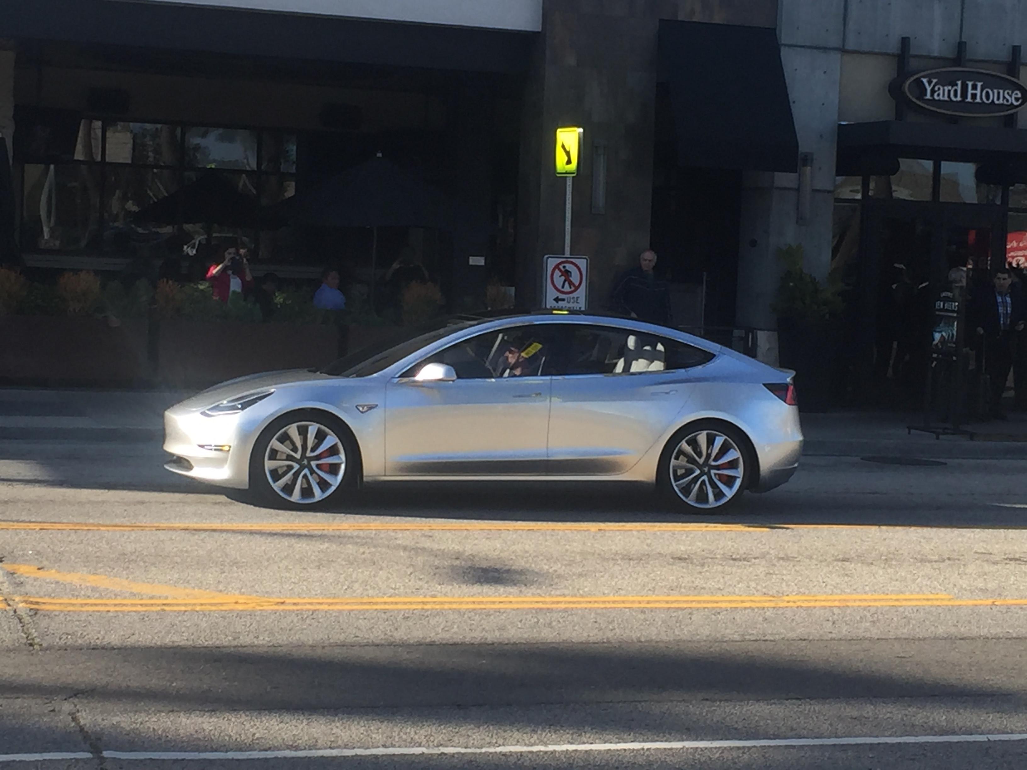 特斯拉model3街头实拍一台macbook飞奔的既视感