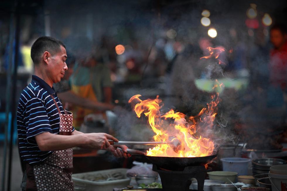 有没有这样的吃货经历: br> br>去某些不起眼的小饭馆,厨师用猛火炒菜
