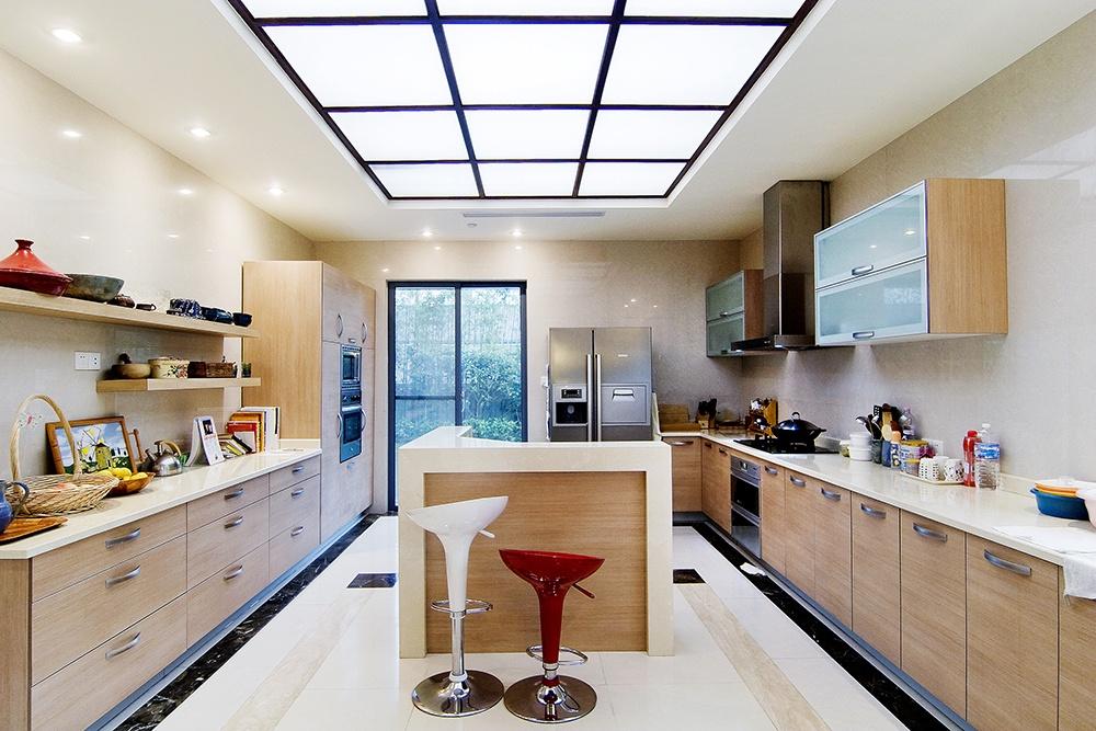 厨房顶面的排水管道走水完电后的线管这些顶面的线管都需要通过吊顶来