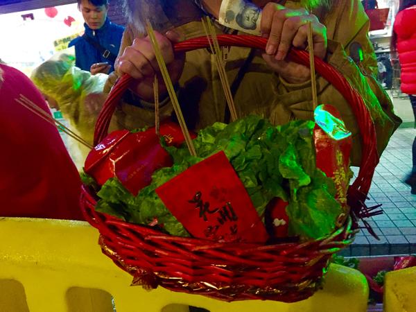 近些年来为了提倡节约,便提倡市民们尽可能在行通济后把生菜带走,而不