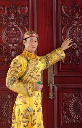 你们现在理解的乾隆是张铁林那样的猥琐样,以前一提到乾隆我们通常