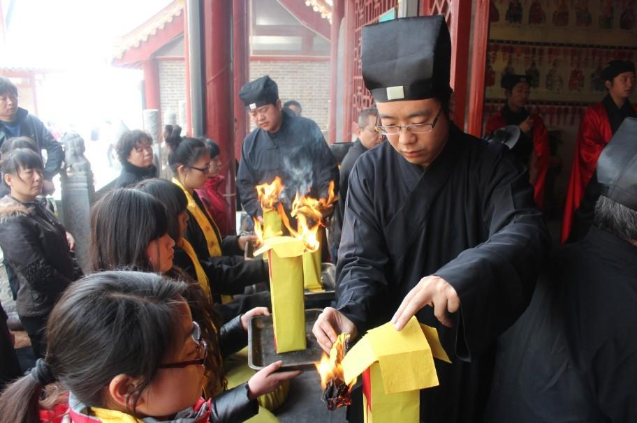 如何成为道教弟子?现在真正的道士是怎么生活的?