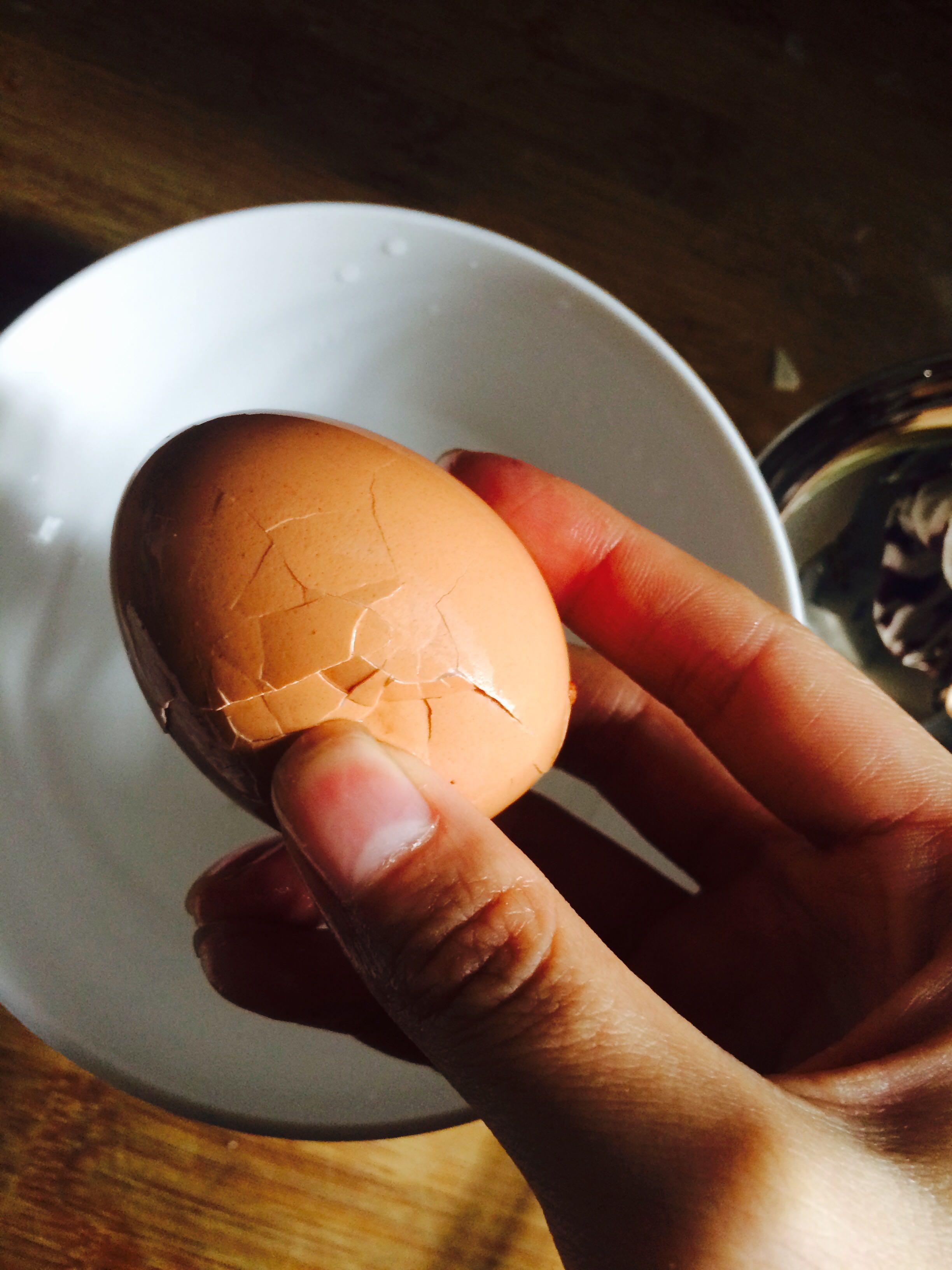 煮鸡蛋时，蛋黄老“发黑”，是鸡蛋坏了吗？这2个原因或是关键_蛋白