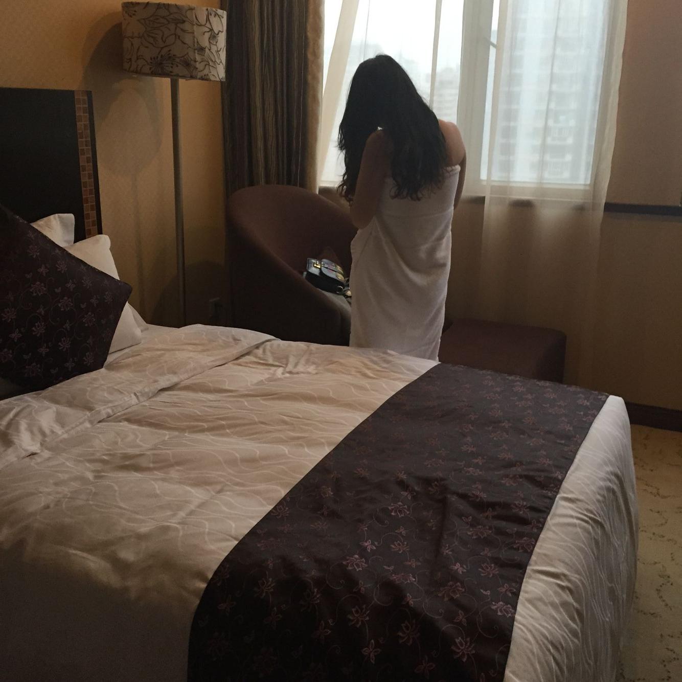 酒店房间女人背影图片