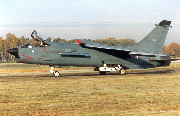 为什战斗机挂载均为翼下挂载?