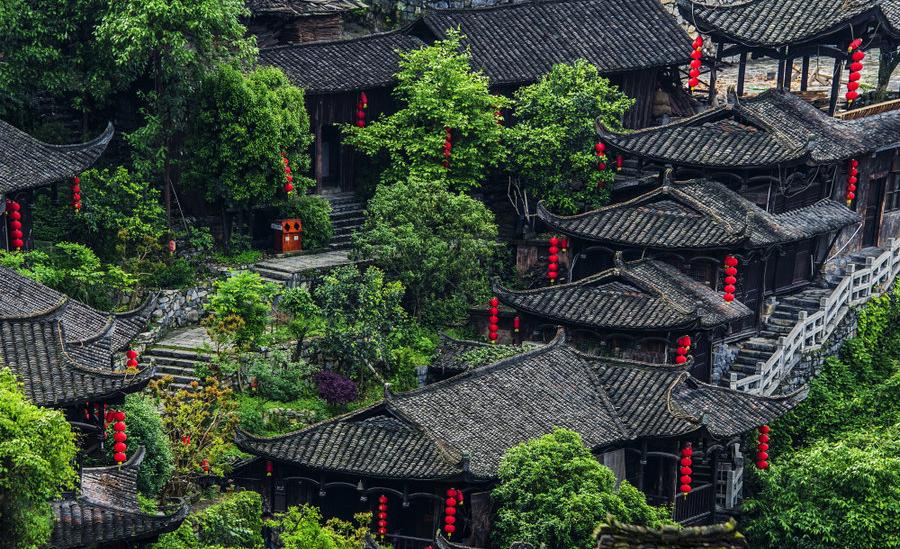 张家界市和重庆市秀山县,然后转乘汽车至里耶古城