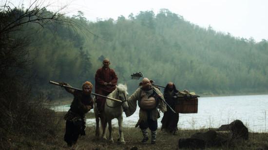 西游记书里猪八戒挑担子沙和尚牵马可是电视剧里却颠倒了为什么这样