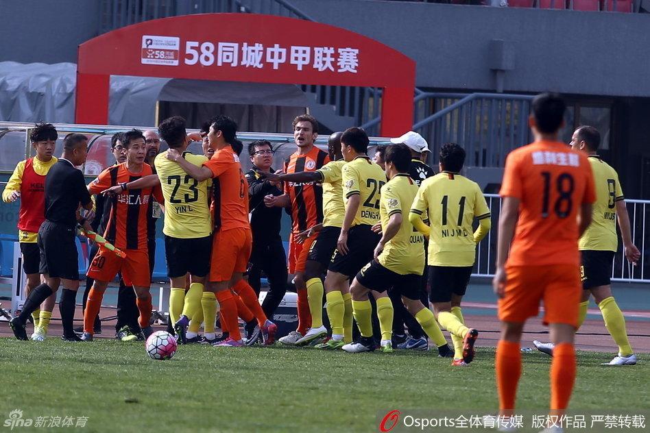 为什么中超比赛球员球衣背面不印名字? - sum