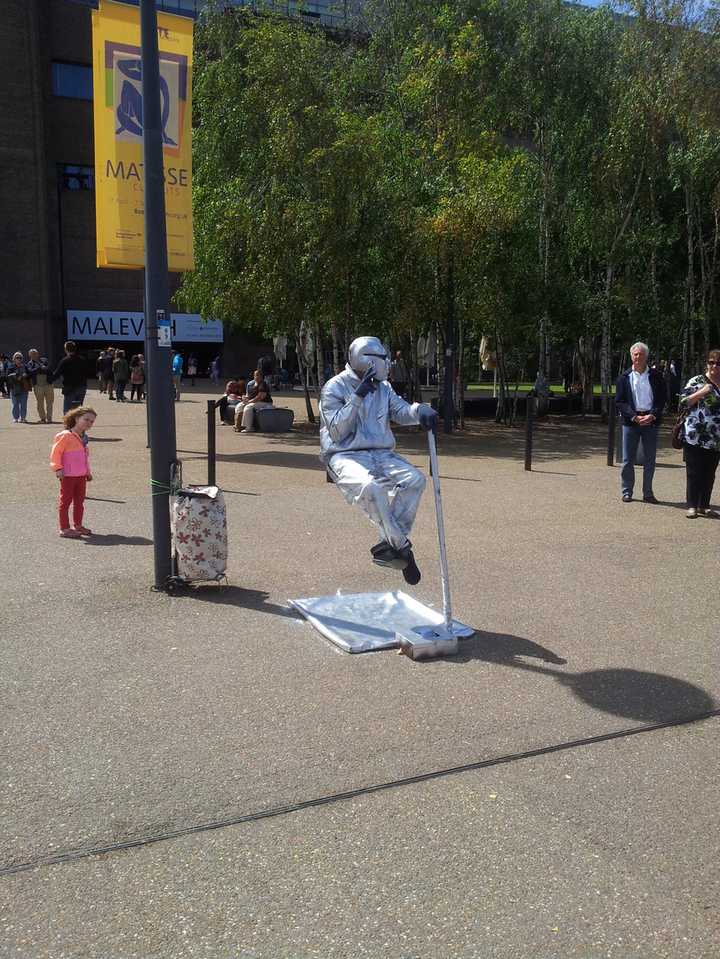 欧洲街头常见的人体悬浮场景是什么原理?