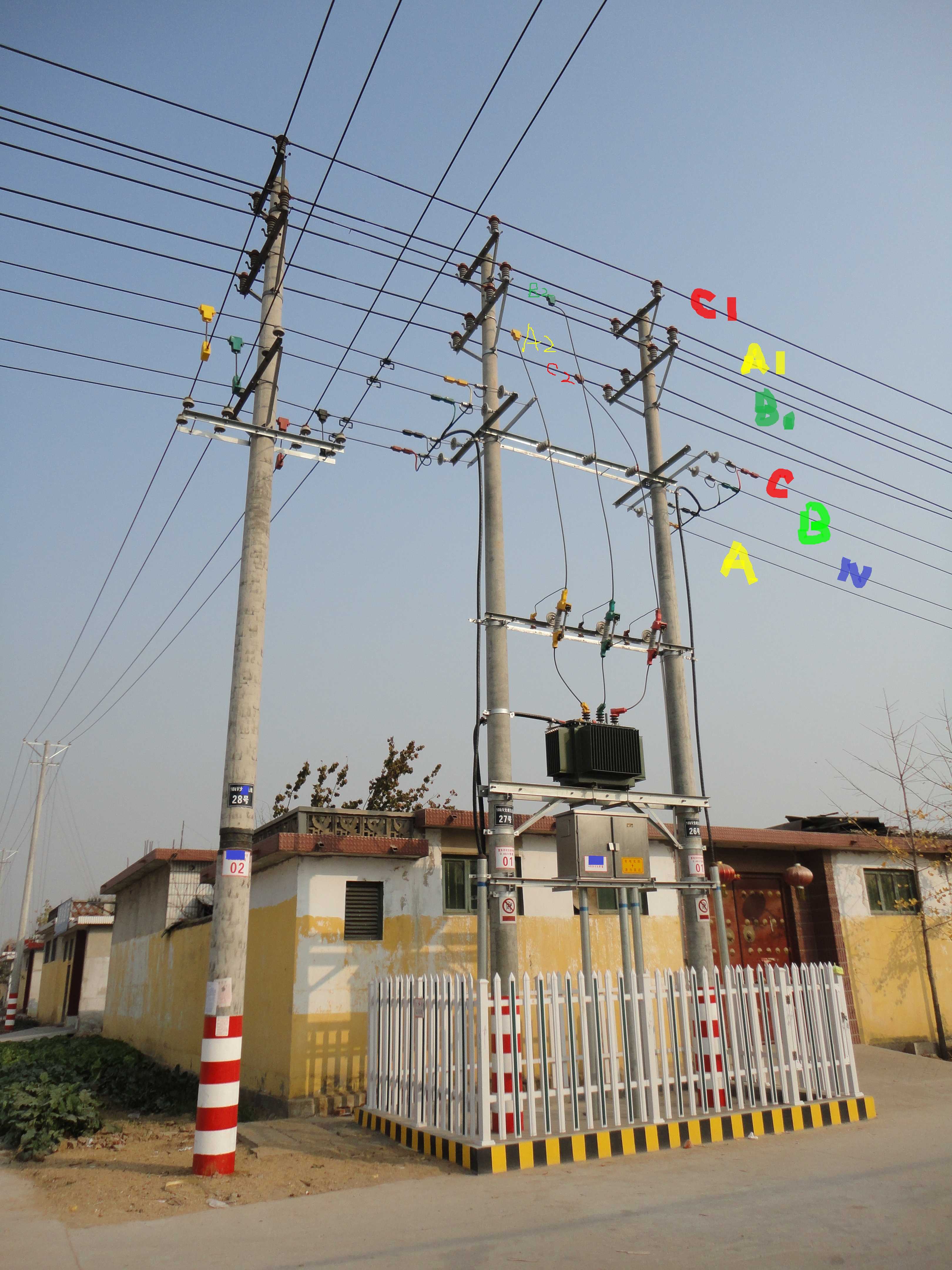 上面兩橫擔共6根線路(都是10kv),以水泥杆為中心分左右兩側,其中右側