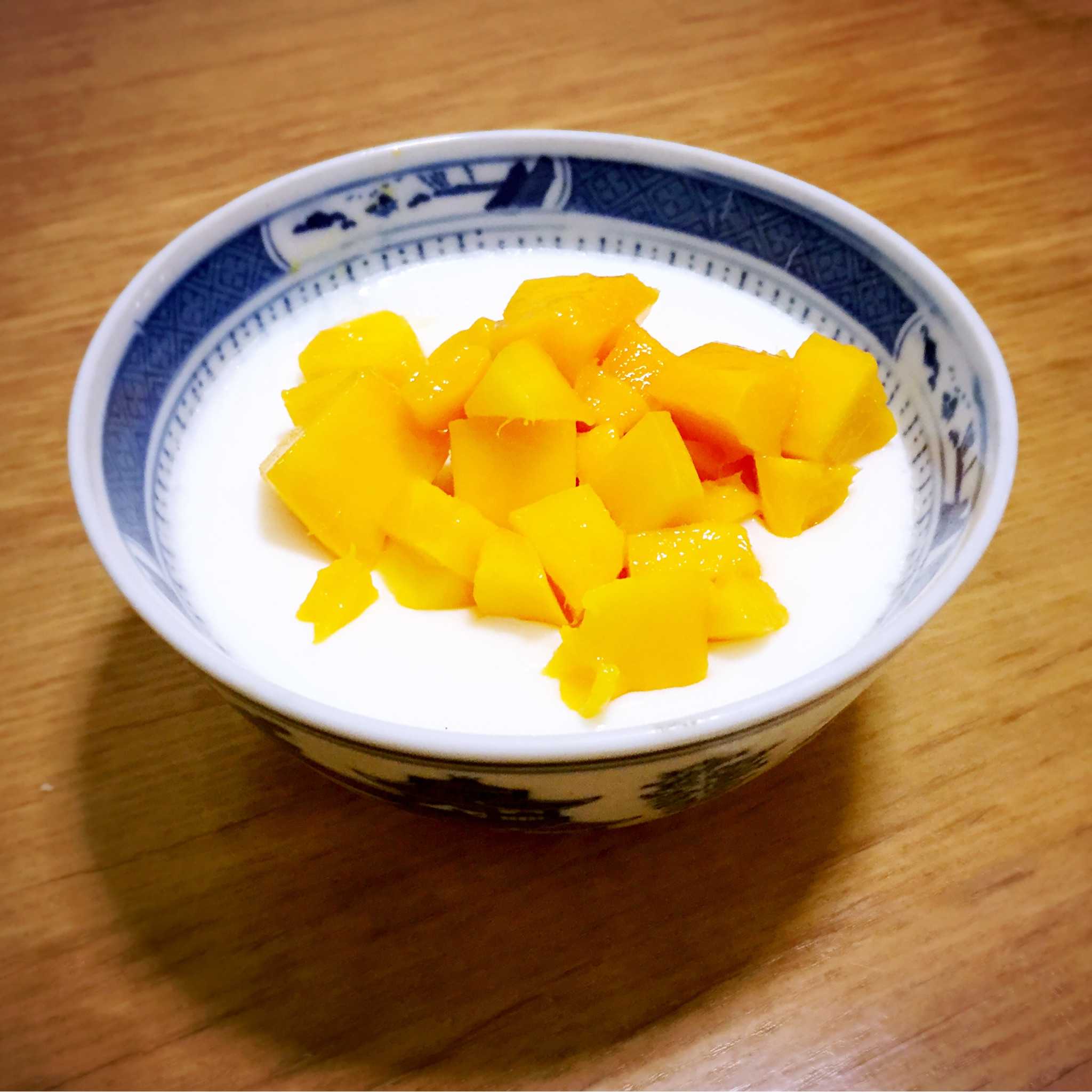 双皮奶—— 原料:牛奶【我用的过期的我会说】,蛋清,芒果【这个自己