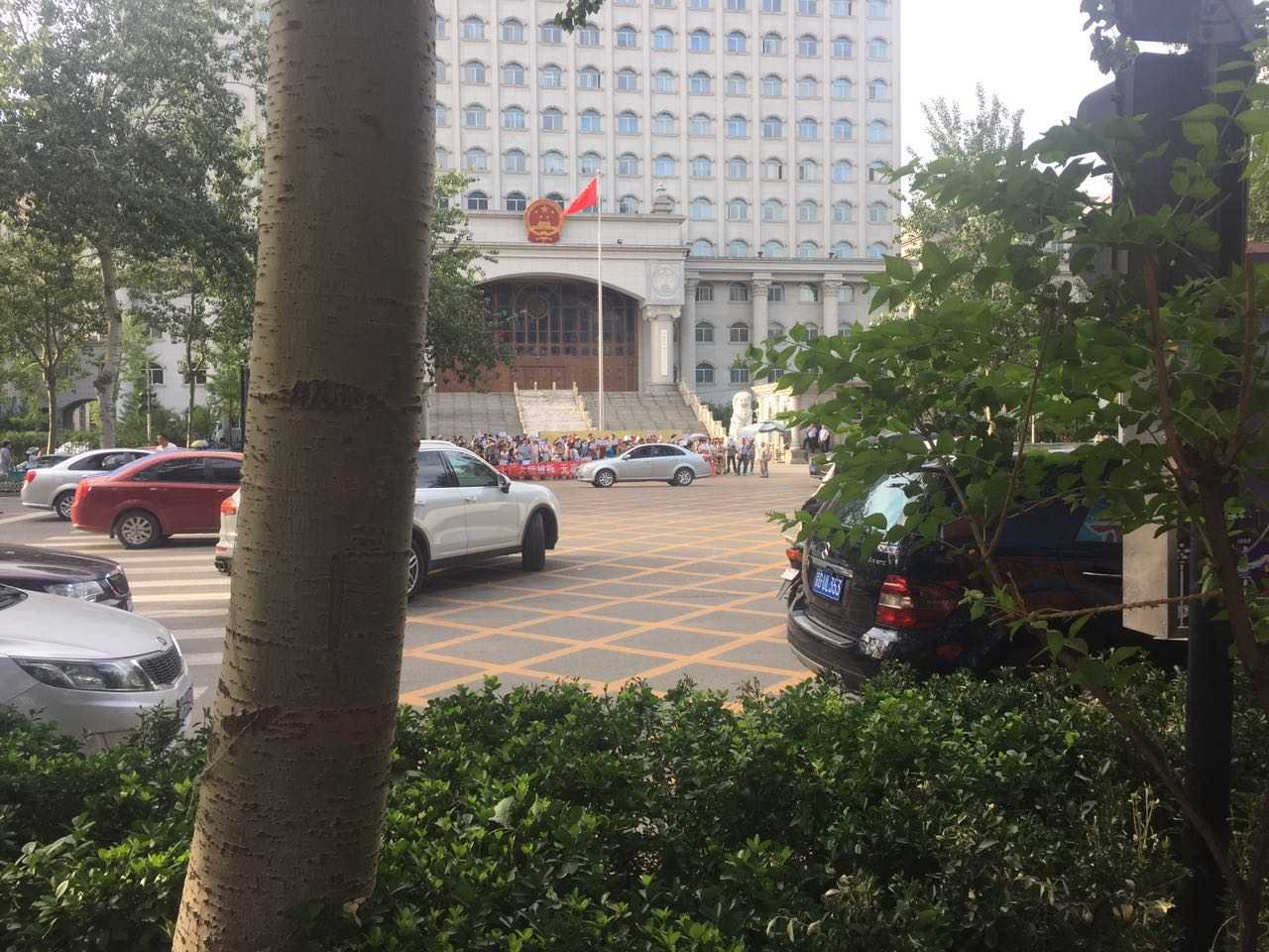 不久前去廊坊谈一个烂尾楼案子,路过廊坊市政府门口,一波业主维权