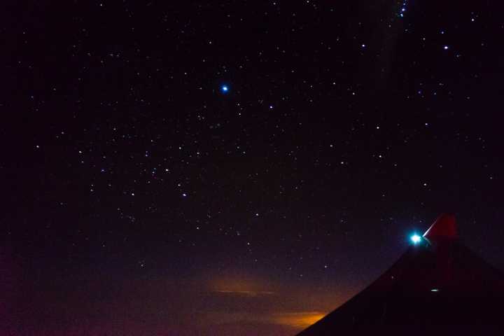 在飞机上晚上看星星是一种什么体验?