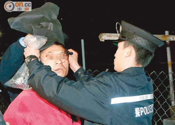 这种头套肯定是警方提供的.